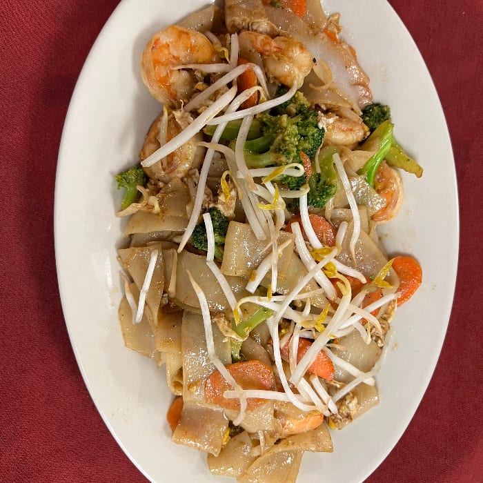 Jambo Noodle (Pad See-Ewe).